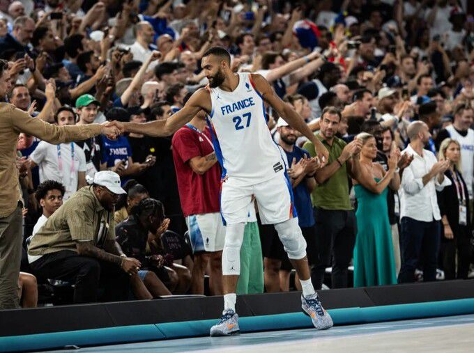 프랑스 대표팀 루디 고베어가 하이파이브하고 있다. 사진=FIBA 제공