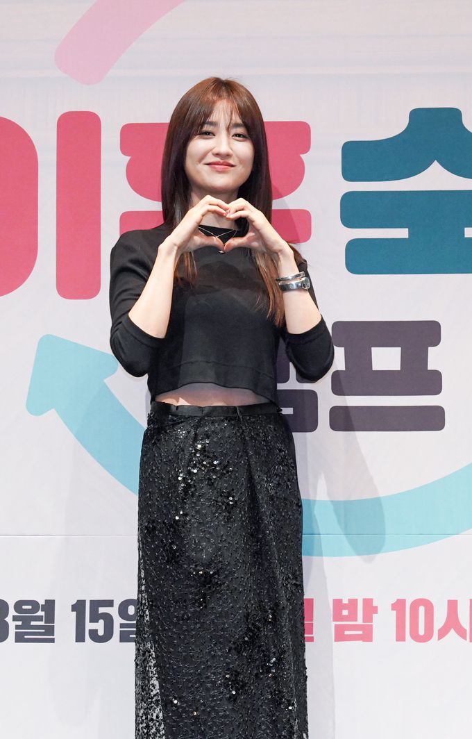 JTBC 예능 프로그램 ‘이혼숙려캠프’는 13일 서울 구로구 신도림 라마다 호텔에서 제작발표회를 열었다. 박하선이 포즈를 취하고 있다. 사진=JTBC 제공