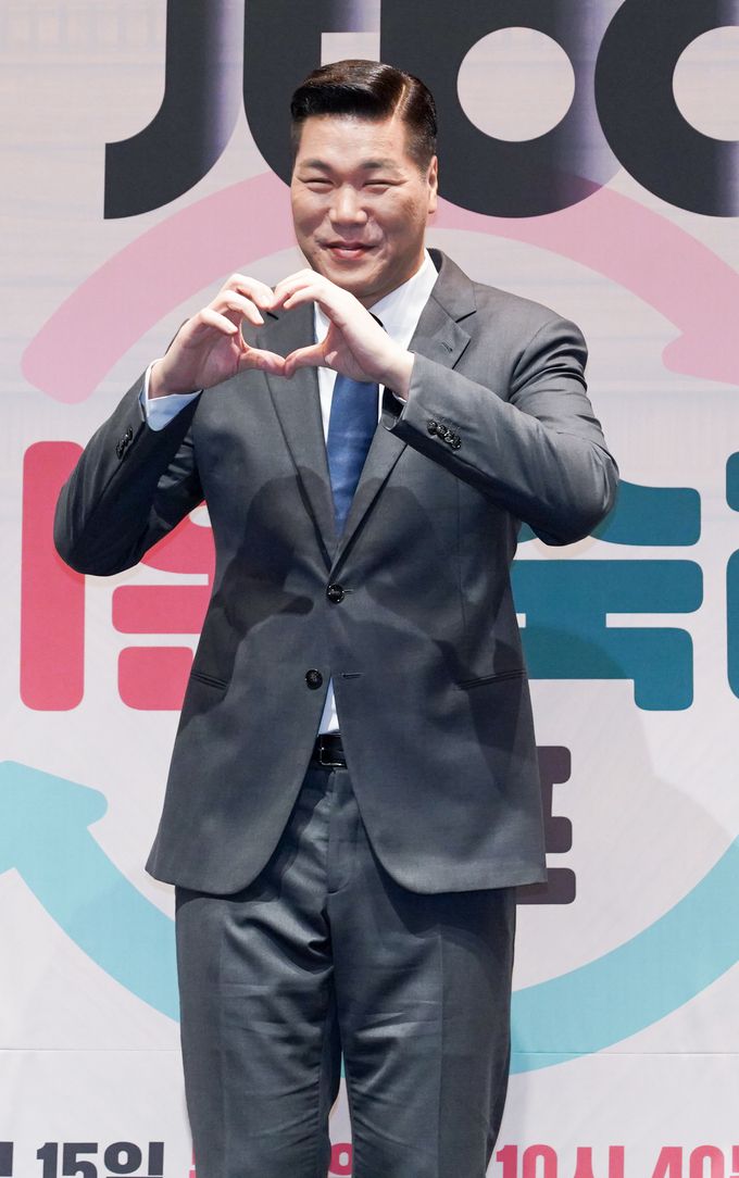 JTBC 예능 프로그램 ‘이혼숙려캠프’는 13일 서울 구로구 신도림 라마다 호텔에서 제작발표회를 열었다. 서장훈이 포즈를 취하고 있다. 사진=JTBC 제공