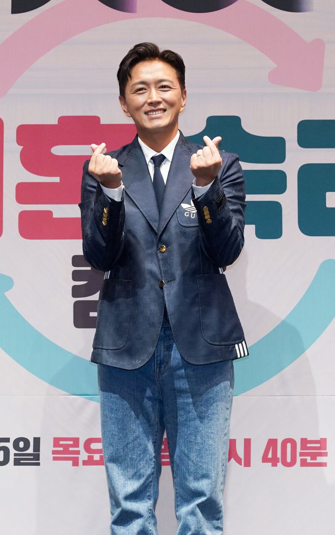 JTBC 예능 프로그램 ‘이혼숙려캠프’는 13일 서울 구로구 신도림 라마다 호텔에서 제작발표회를 열었다. 진태현이 포즈를 취하고 있다. 사진=JTBC 제공