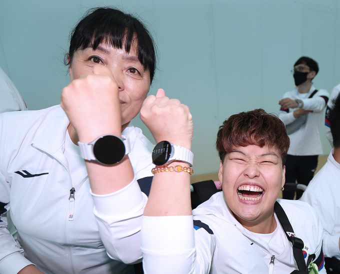 사진=대한장애인체육회 제공   14일 인천국제공항 제2터미널에서 파리 패럴림픽 사전캠프에 참가하는 보치아 정소영 선수(우)와 강효순 경기파트너(좌)가 삼성에서 후원한 갤럭시 워치7을 착용하고 기념촬영을 하고 있다.