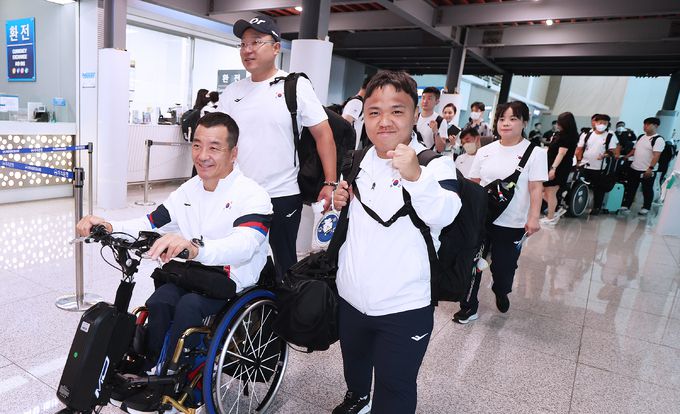 사진=대한장애인체육회 제공   14일 인천국제공항 제2터미널에서 파리 패럴림픽 사전캠프에 참가하는 선수단이 출국하고 있다.