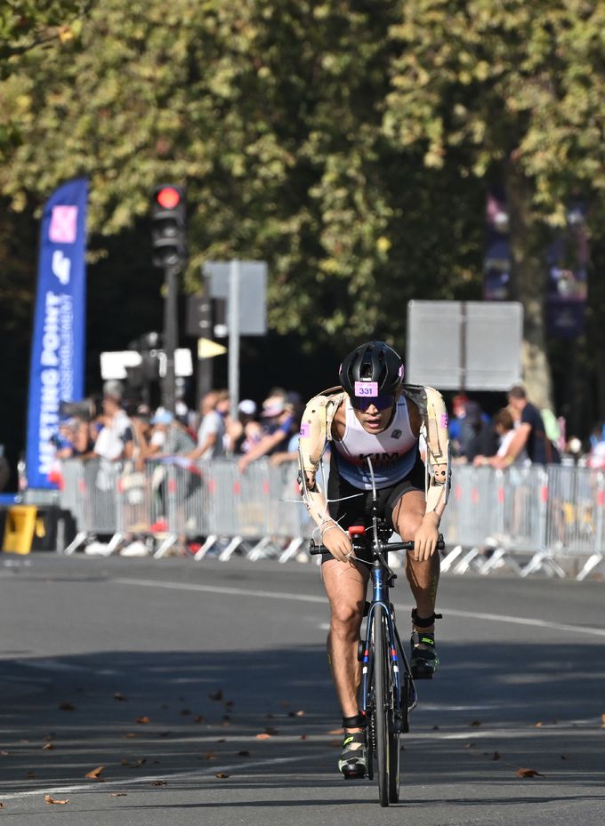김황태가 프랑스 파리 알렉상드로 3세 다리 인근에서 열린 2024 파리 패럴림픽 남자 트라이애슬론(철인 3종) PTS3 등급 경기에서 사이클을 타고 있다. 사진=파리 공동취재단, 대한장애인체육회