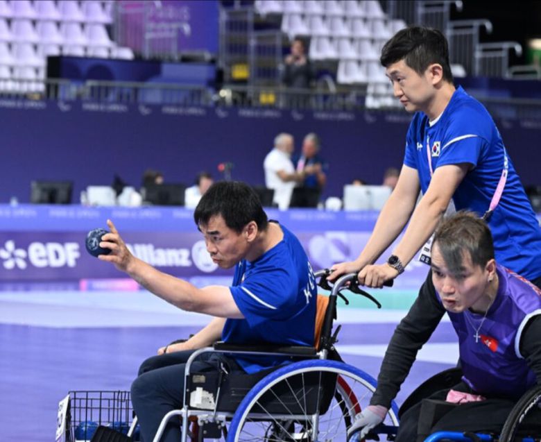 보치아 국가대표 정성준이 프랑스 파리 사우스 아레나1에서 열린 2024 파리 패럴림픽 보치아 남자 개인(스포츠등급 BC1) 결승전에서 공을 던지고 있다.사진=파리 공동취재단, 대한장애인체육회