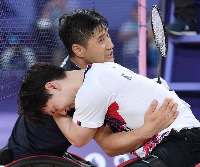 배드민턴 김정준(왼쪽)이 프랑스 파리 포르트드라샤펠 경기장에서 열린 2024 파리 패럴림픽 남자 단식(스포츠등급 WH2) 동메달 결정전에서 대표팀 유수영을 2-1(19-21 21-19 24-22)로 꺾은 뒤 유수영을 안아주고 있다. 사진=파리 공동취재단, 대한장애인체육회