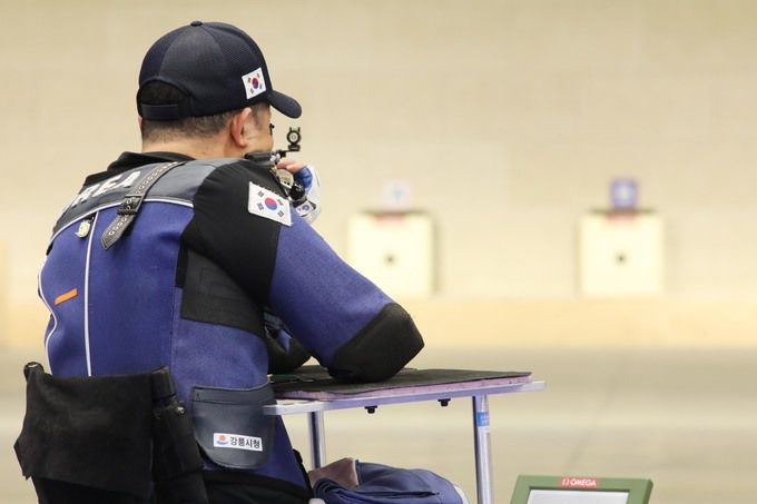 박진호가 프랑스 샤토루 슈팅센터에서 열린 2024 파리 패럴림픽 사격 R7 남자 50ｍ 소총 3자세(스포츠등급 SH1) 결선에서 슈팅하고 있다. 사진=파리 공동취재단, 대한장애인체육회