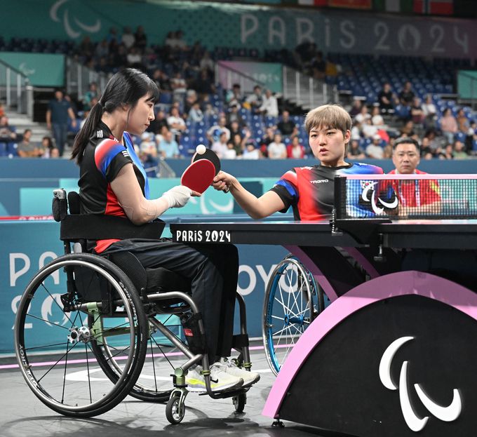 프랑스 사우스 파리 아레나에서 열린 2024 파리 패럴림픽 탁구 여자 복식 WD5 결승전에서 윤지유, 서수연 조가 중국 류진, 쉬에쥐앤 조를 상대로 경기를 펼치고 있다. 사진=파리 공동취재단, 대한장애인체육회