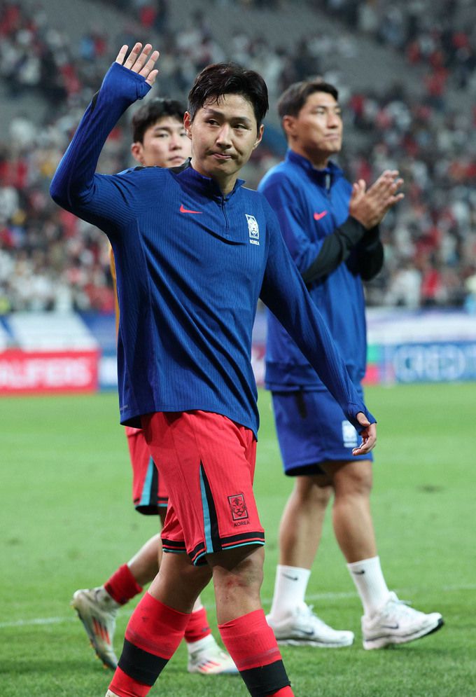5일 서울 마포구 서울월드컵경기장에서 열린 2026 북중미 월드컵 아시아 지역 3차 예선 B조 1차전 대한민국과 팔레스타인의 경기가 0-0 무승부로 끝난 뒤 대표팀 이강인이 그라운드를 돌며 축구팬들에게 인사하고 있다. 뉴시스