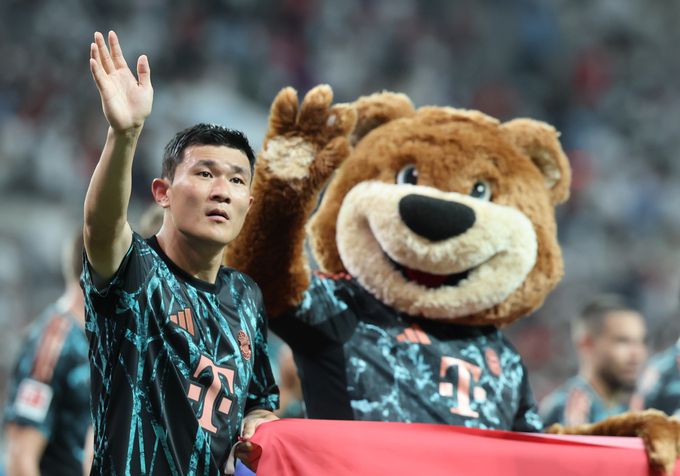 3일 서울 마포구 서울월드컵경기장에서 열린 쿠팡플레이 시리즈 2경기 토트넘 홋스퍼와 FC바이에른 뮌헨의 경기에서 FC바이에른 뮌헨이 토트넘 홋스퍼를 상대로 2-1로 승리를 거뒀다. FC바이에른 뮌헨 김민재가 경기장을 돌며 팬들에게 인사를 하고 있다. 뉴시스