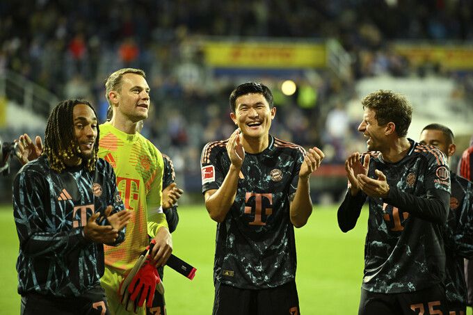 김민재(가운데)가 동료들과 박수를 치고 있다. 사진=AP/뉴시스