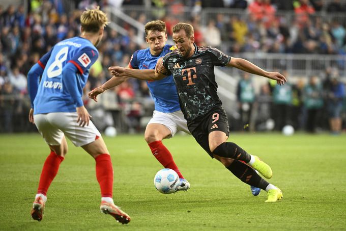 해리 케인(오른쪽)이 공을 몰고 있다. 사진=AP/뉴시스