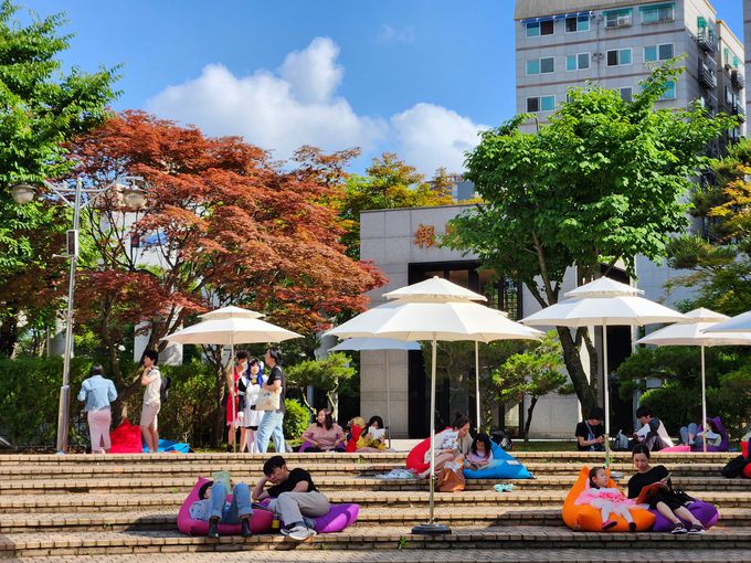 부천국제만화축제에서 진행하는 ‘야외 만화방’ 모습. 한국만화영상진흥원 제공