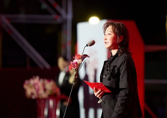 제29회 부산국제영화제 개막식에서 까멜리아상 수상 소감 전달하는 류성희 감독. 사진=샤넬