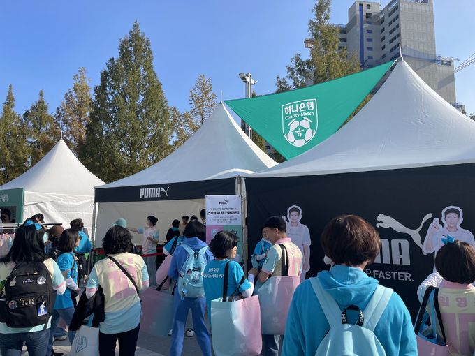 가수 임영웅이 글로벌 브랜드 푸마의 디자인에 참여했다. 판매 수익금은 취약계층을 돕는 데 사용할 예정이다.