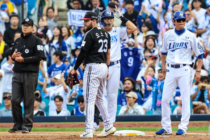 삼성 윤정빈이 안타를 터뜨린 후, 1루에서 더그아웃을 향해 세리머니 하고 있다. 사진=삼성라이온즈 제공