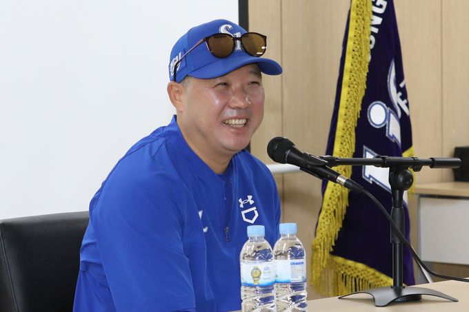 박진만 삼성 감독이 13일 열린 LG와의 KBO 포스트시즌 플레이오프 1차전에 앞선 사전 인터뷰에서 밝게 미소 짓고 있다. 사진=삼성라이온즈 제공