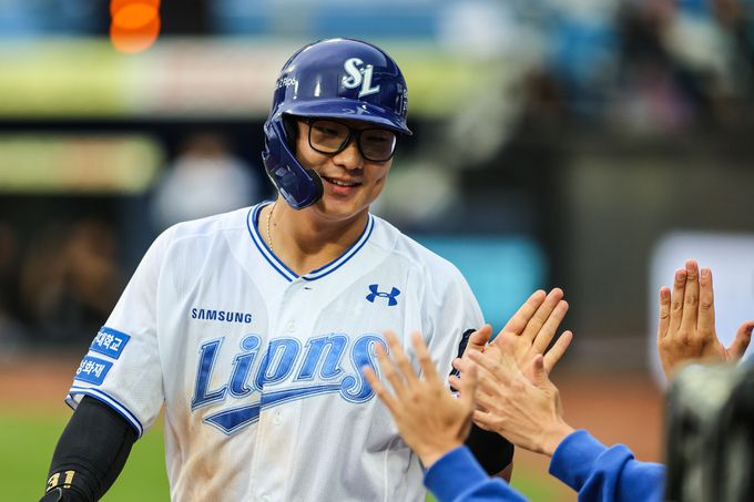 삼성 윤정빈이 득점에 성공한 후, 동료들과 하이파이브를 나누고 있다. 사진=삼성라이온즈 제공