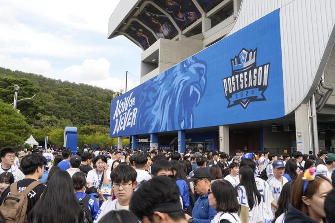 대구삼성라이온즈파크가 경기장에 입장하기 위한 팬들로 붐비고 있다. 사진=삼성라이온즈 제공