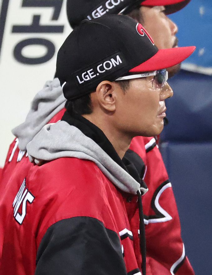 염경엽 LG 감독이 더그아웃에서 경기를 지켜보고 있다. 사진=뉴시스