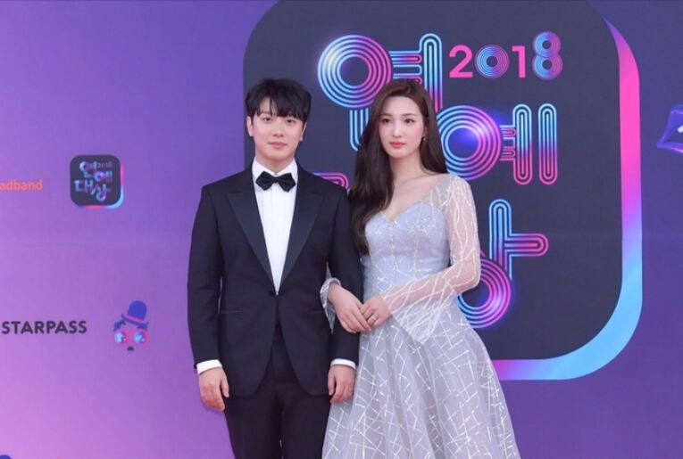 2018 KBS 연예대상에 참석한 최민환(왼쪽)과 율희. KBS 제공.