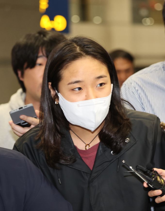 사진=뉴시스 / 2024 파리올림픽 금메달리스트 안세영이 지난 10월 22일 오후 인천국제공항 제1여객터미널을 통해 귀국하고 있다. 안세영은 지난 15일부터 20일까지 덴마크에서 열린 세계배드민턴연맹(BWF) 월드투어 슈퍼 750 덴마크오픈 여자 단식에서 준우승을 차지해 세계 랭킹 1위를 탈환했다.