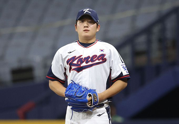 서울 구로구 고척스카이돔에서 2024 WBSC 프리미어12를 앞두고 열린 한국 야구대표팀과 상무의 연습경기, 대표팀 투수 김택연이 역투하고 있다. 사진=뉴시스