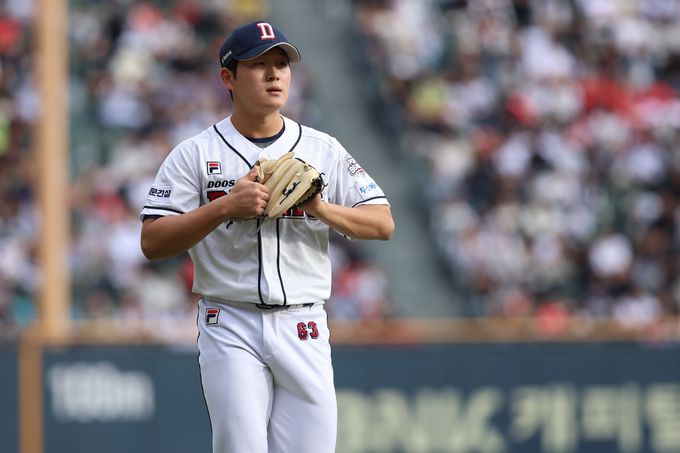 두산 열아홉 루키 김택연이 투구를 마치고 더그아웃으로 향하고 있다. 사진=두산 베어스 제공