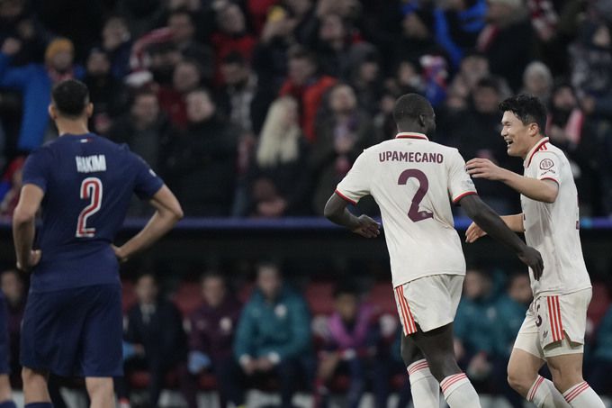 김민재(오른쪽)가 27일 독일 뮌헨의 알리안츠 아레나에서 열린 2024∼2025 유럽축구연맹(UEFA) 챔피언스리그(UCL) 리그 페이즈 5차전 파리 생제르맹(PSG)과의 경기에서 전반 38분 선제골을 넣고 팀 동료 다요 우파메카노와 기뻐하고 있다. 사진=AP/뉴시스