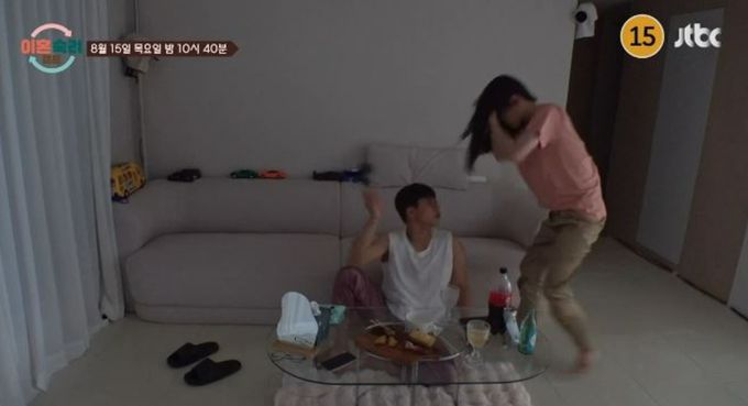 JTBC '이혼숙려캠프'를 통해 갈등을 공개한 부부의 모습. 이들은 쉴 새 없이 서로 욕하고 몸싸움까지 하는 모습으로 '투견 부부'라고 불렸다.