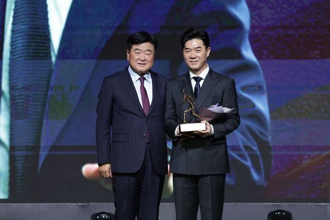 2024 하나은행 K리그 대상 시상식에서 K리그1 감독상을 수상한 윤정환 감독이 기념촬영을 하고 있다. 사진=한국프로축구연맹 제공