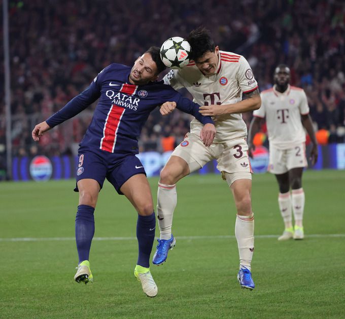 파리 생제르맹과의 유럽축구연맹 챔피언스리그에 출전한 바이에른 뮌헨의 김민재(오른쪽)가 볼 경합을 펼치고 있다. 사진=신화/뉴시스