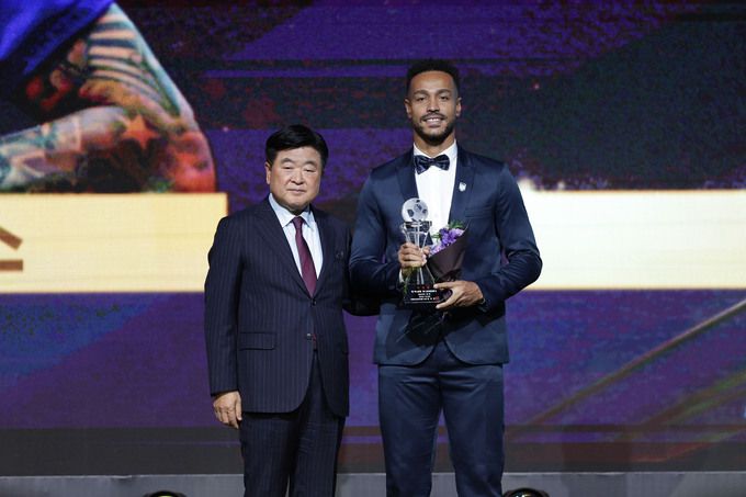 천안시티FC의 모따(오른쪽)가 K리그 2024 대상 시상식에서 K리그2 득점왕 트로피를 손에 쥐고 기념촬영을 하고 있다. 사진=한국프로축구연맹 제공