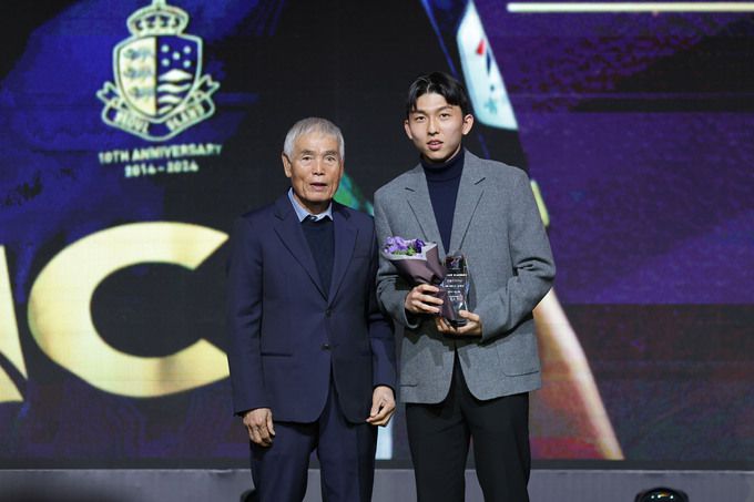 서울 이랜드의 서재민(오른쪽)이 K리그 2024 대상 시상식에서 K리그2 영플레이어상을 수상한 후 기념촬영을 하고 있다. 사진=한국프로축구연맹 제공