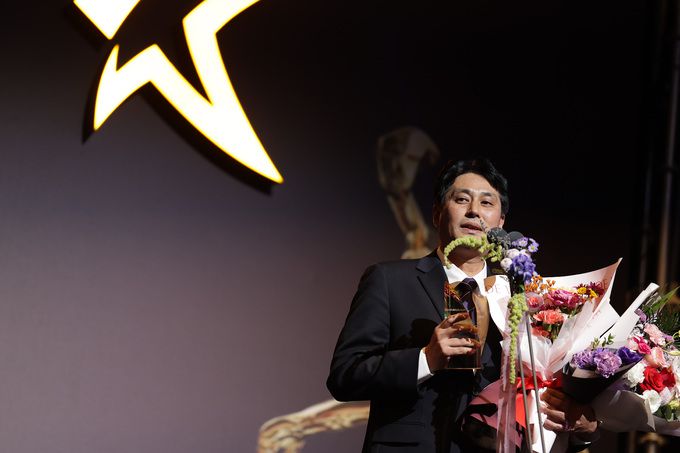 FC안양의 유병훈 감독이 K리그 2024 대상 시상식에서 K리그2 감독상을 받고 소감을 전하고 있다. 사진=한국프로축구연맹 제공