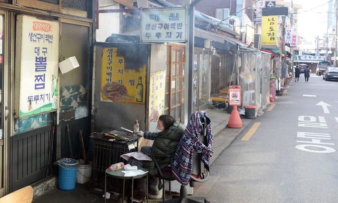 윤석열 대통령의 비상계엄 사태 후폭풍으로 모처럼 연말 대목을 기대했던 자영업자들이 망연자실 하고 있다. 매출 감소와 소비심리 위축이 우려되면서 ‘연말 특수’도 기대하기 어렵다는 전망까지 나온다. 서울 시내 한 식당가에 손님들이 발길을 끊어 한산한 모습이다. 김용학 기자