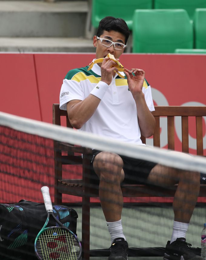 2023년 4월 서울 올림픽공원 테니스경기장에서 열린 남자프로테니스(ATP) 서울오픈챌린저에 출전한 정현이 경기 도중 바나나로 에너지를 보충하고 있다. 사진=뉴시스