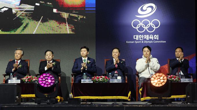 14일 서울 송파구 올림픽공원 올림픽홀에서 열린 제42대 대한체육회장선거에서 이기흥(왼쪽부터), 김용주, 유승민, 강태선, 오주영, 강신욱 후보가 참석해 있다. 사진=뉴시스