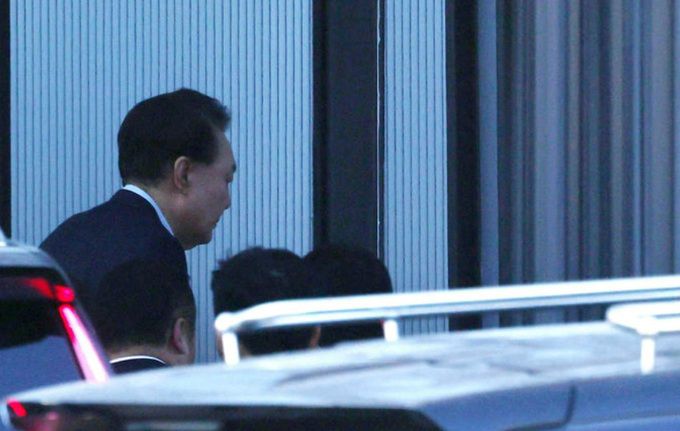 윤석열 대통령 2차 체포영장 집행이 진행된 15일 정부과천청사 공수처 청사로 윤 대통령이 출석하고 있다. 뉴시스
