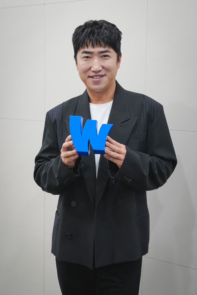 '피의 게임3' 우승자 장동민이 인터뷰 후 사진 촬영을 하고 있다. 웨이브 제공