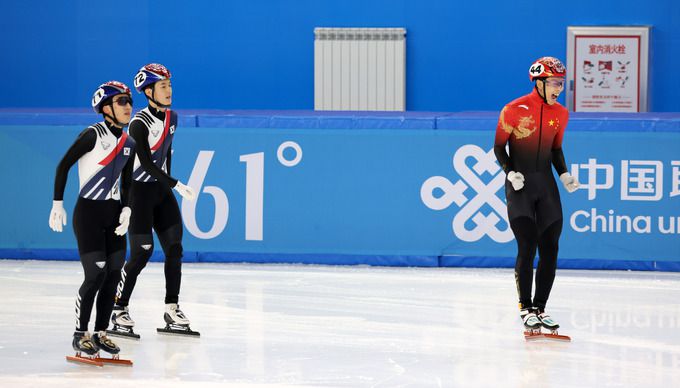 사진=뉴시스/ 8일 중국 하얼빈 헤이룽장 빙상훈련센터에서 열린 2025 하얼빈 동계 아시안게임 쇼트트랙 남자 500m 결승 경기에서 4위로 마무리한 중국 쑨룽이 린샤오쥔의 금메달 획득에 기뻐하고 있다.