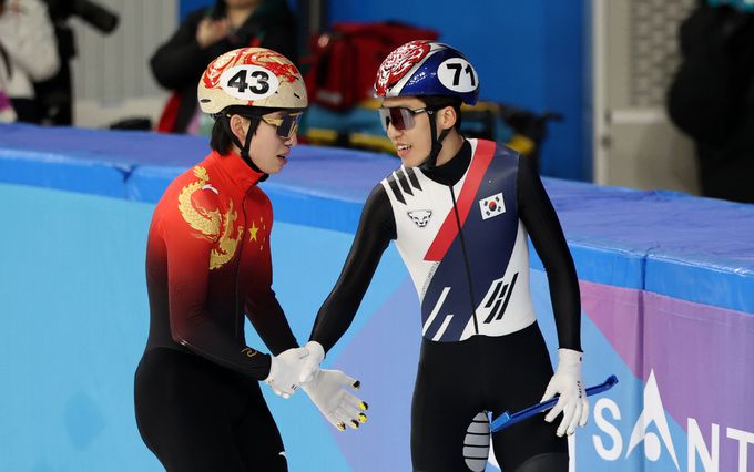 사진=뉴시스/ 8일 중국 하얼빈 헤이룽장 빙상훈련센터에서 열린 2025 하얼빈 동계 아시안게임 쇼트트랙 남자 500m 결승 경기에서 금메달을 획득한 중국 린샤오쥔과 은메달을 획득한 대한민국 박지원이 인사를 나누고 있다.