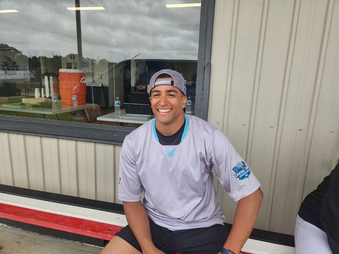 KT 외국인 투수 윌리엄 쿠에바스가 10일 호주 질롱에서 열린 스프링캠프 오전 일정을 마치고 취재진과 대화를 나누고 있다. 사진=스포츠월드 김종원 기자