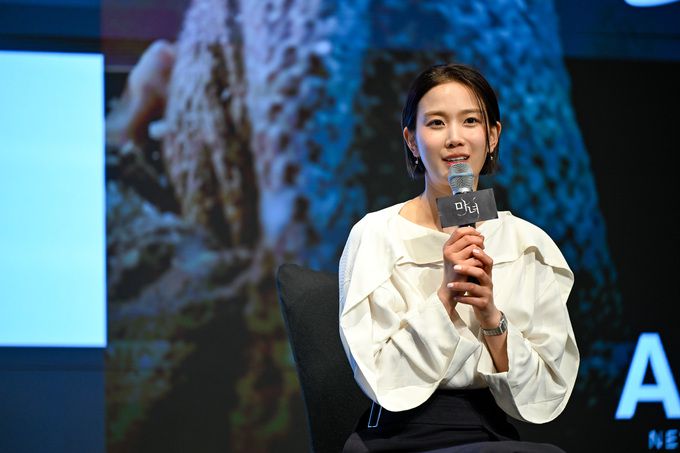 배우 장희령이 11일 열린 채널A 새 토일드라마 ‘마녀’ 제작발표회에서 취재진의 질문에 답하고 있다. 채널A 제공.