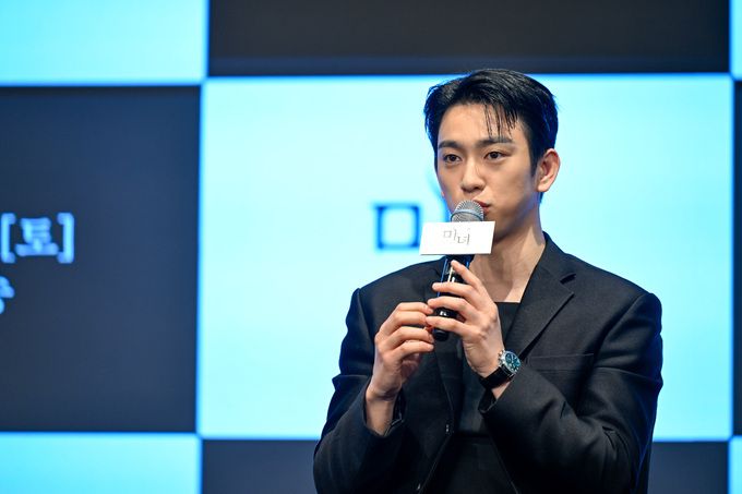 배우 박진영이 11일 열린 채널A 새 토일드라마 ‘마녀’ 제작발표회에서 취재진의 질문에 답하고 있다. 채널A 제공.