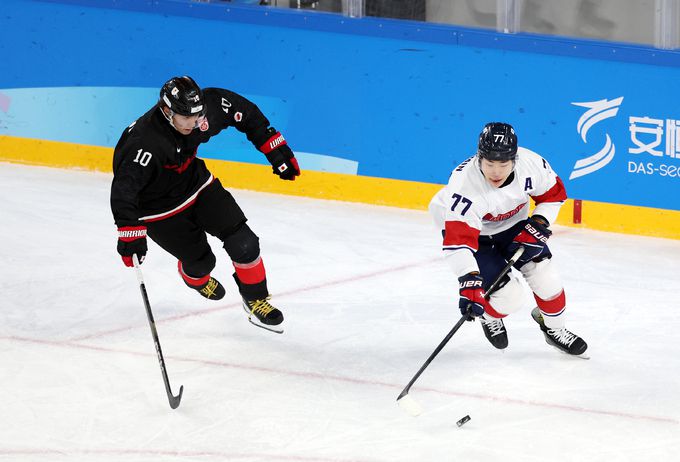 한국 아이스하키 대표팀이 13일 일본과 준결승을 치른다. 이총민(오른쪽)이 7일 2025 하얼빈 동계 아시안게임 아이스하키 남자 조별예선 A조 대한민국과 일본의 경기에서 퍽을 드리블 하고 있다. 사진=뉴시스