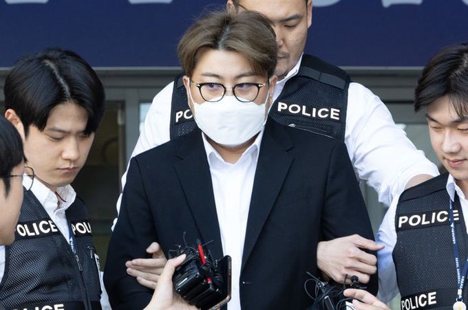 음주 뺑소니 혐의를 받고 있는 트로트 가수 김호중이 31일 오전 서울 강남경찰서에서 검찰로 송치되고 있다.뉴시스.