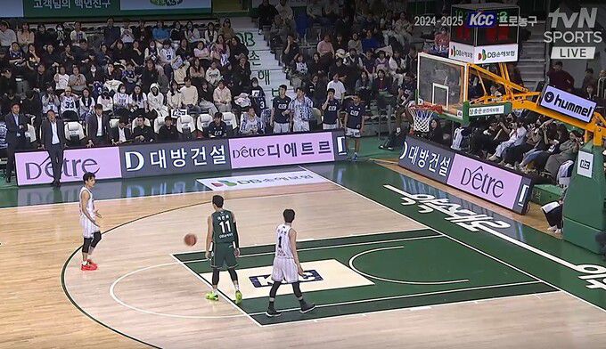 경기가 아직 끝나지 않았지만, KCC 허웅이 DB 김시래의 레이업슛을 두고 항의를 하고 있다. 신기성 해설위원은 "선수들 끝까지 해야죠"라고 말했다. tvN 중계방송 캡처