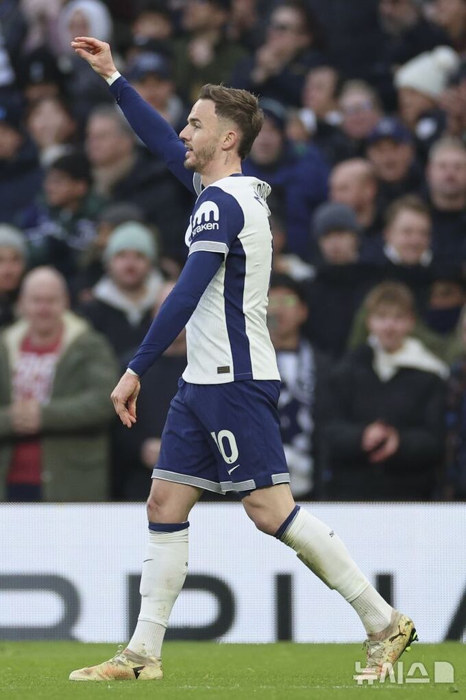 제임스 메디슨이 17일 영국 런던 토트넘 홋스퍼 스타디움에서 치른 맨체스터 유나이티드와의 홈경기에서 전반 13분 선제골을 터트리고 기뻐하고 있다. 뉴시스