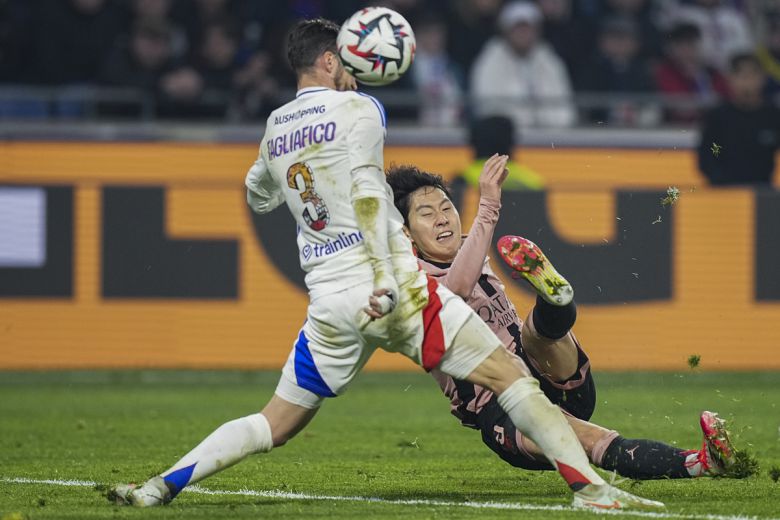 PSG 이강인(오른쪽)이 24일 프랑스 리옹 그루파마 스타디움에서 열린 리옹과의 원정경기에서 시즌 5호 도움을 기록하며 팀 승리를 이끌었다. 이강인이 경기 중 슈팅을 시도하고 있다. 사진=AP/뉴시스