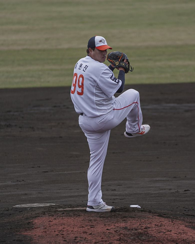 한화 류현진이 26일 일본 오키나와 고친다 야구장에서 열린 KT와의 스프링캠프 연습경기에 선발 출전해 마운드에서 역투를 펼치고 있다. 사진=한화이글스 제공